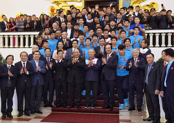 Thủ tướng đón U23: Chưa bao giờ tôi đợi lâu mà vui như thế